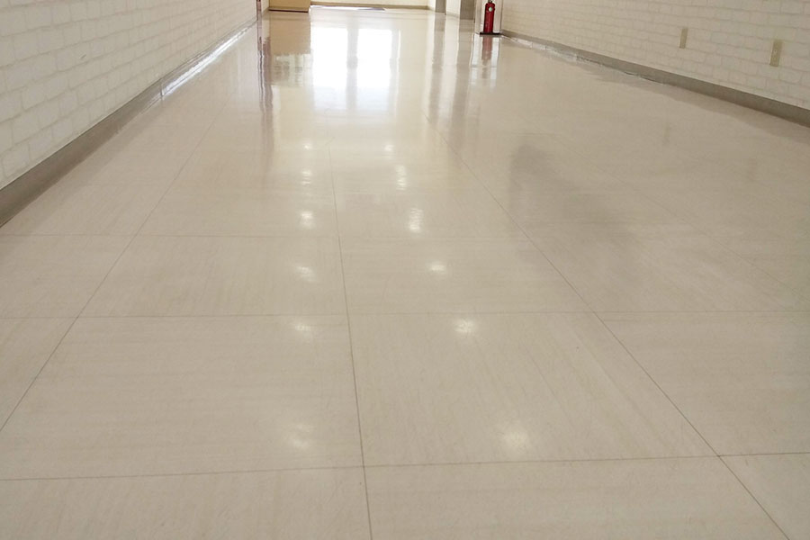 徹底された床面清掃